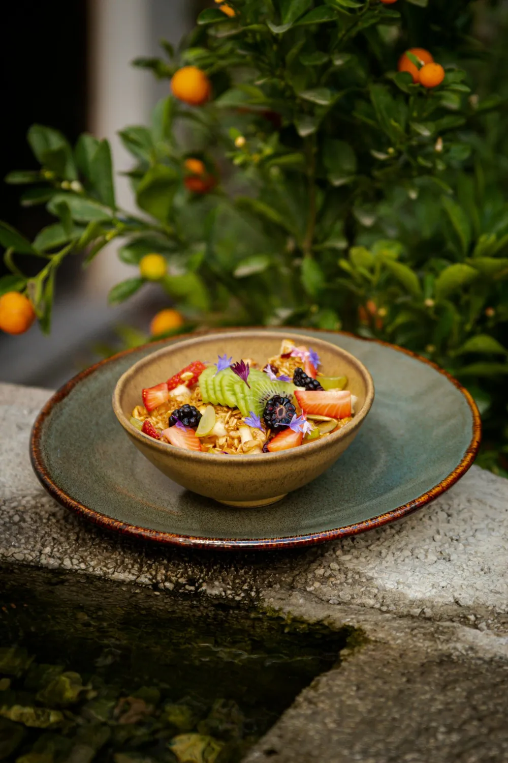 Bowl de granola con frutas y flores